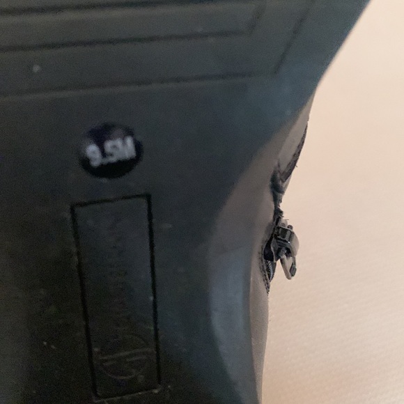 GIANI BERNINI Black Stacked Heel Zipper Ankle Boots - Picture 6 of 9